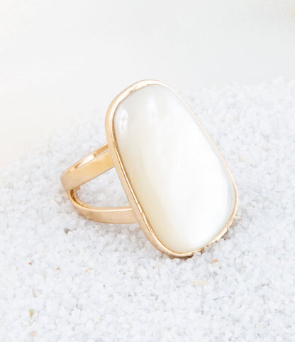 Anello dorato di madreperla bianca di alta classe
