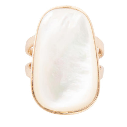 Anello dorato di madreperla bianca di alta classe