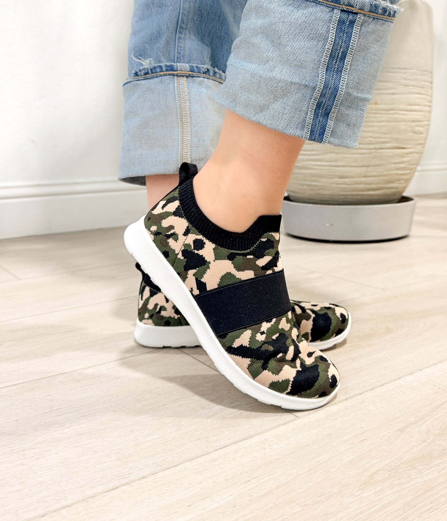 Jia dzianinowy sneaker w kamuflażu