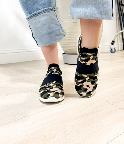 Jia dzianinowy sneaker w kamuflażu