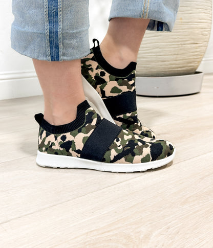 Jia dzianinowy sneaker w kamuflażu