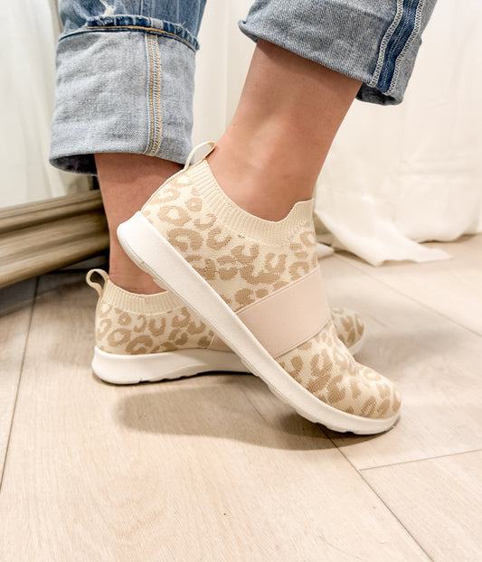 Jia dzianinowy sneaker w kremowym wzorze lamparta