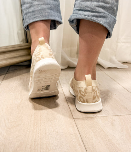 Jia dzianinowy sneaker w kremowym wzorze lamparta