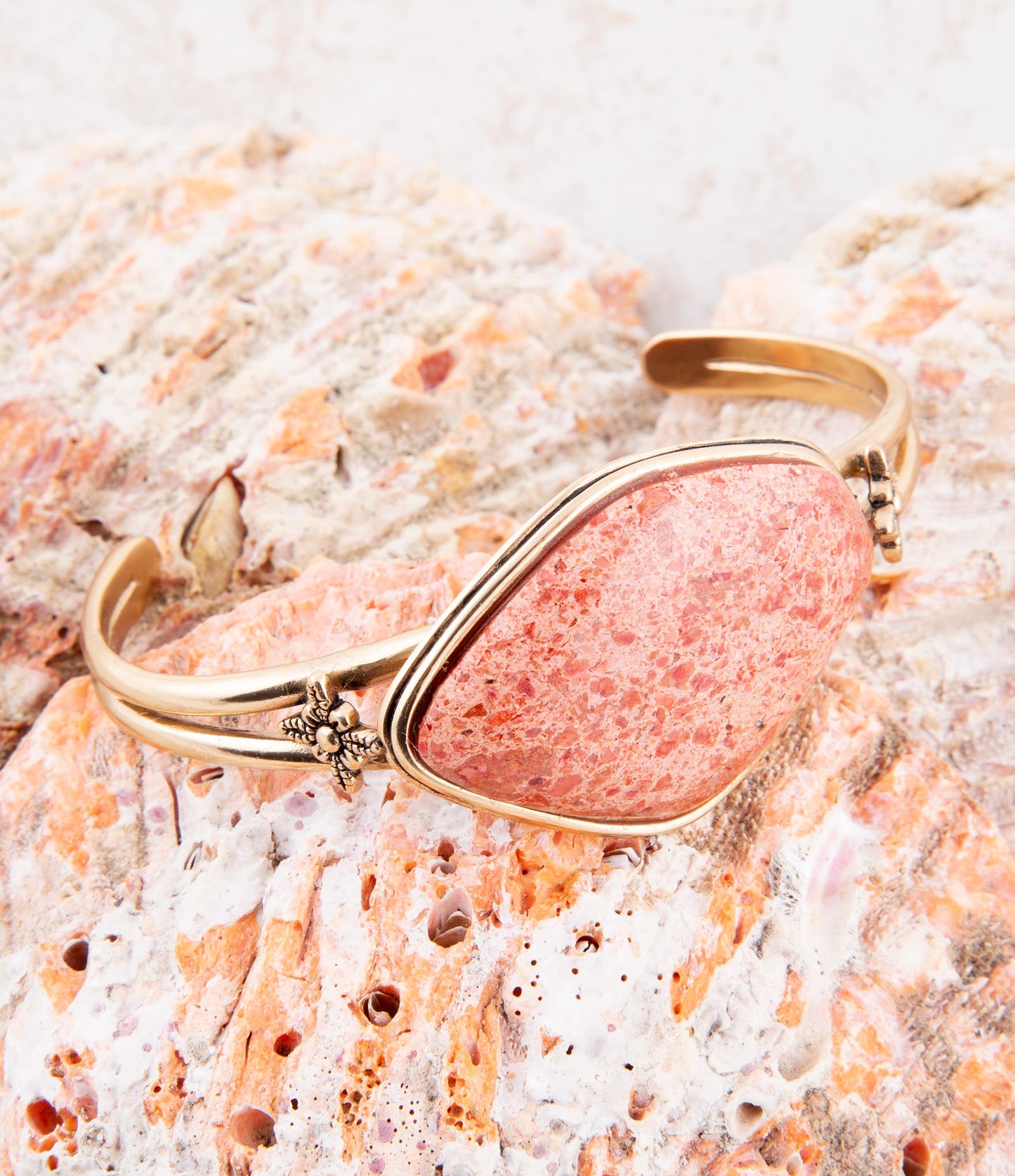 Bracciale a polsino in corallo spugna arancione lucente dorato
