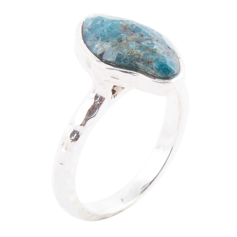 Anello martellato in argento sterling con apatite blu sfaccettata Luna