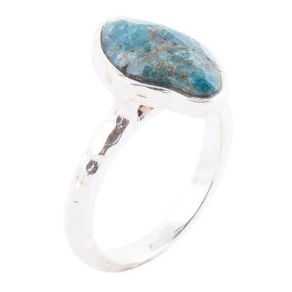 Anello martellato in argento sterling con apatite blu sfaccettata Luna