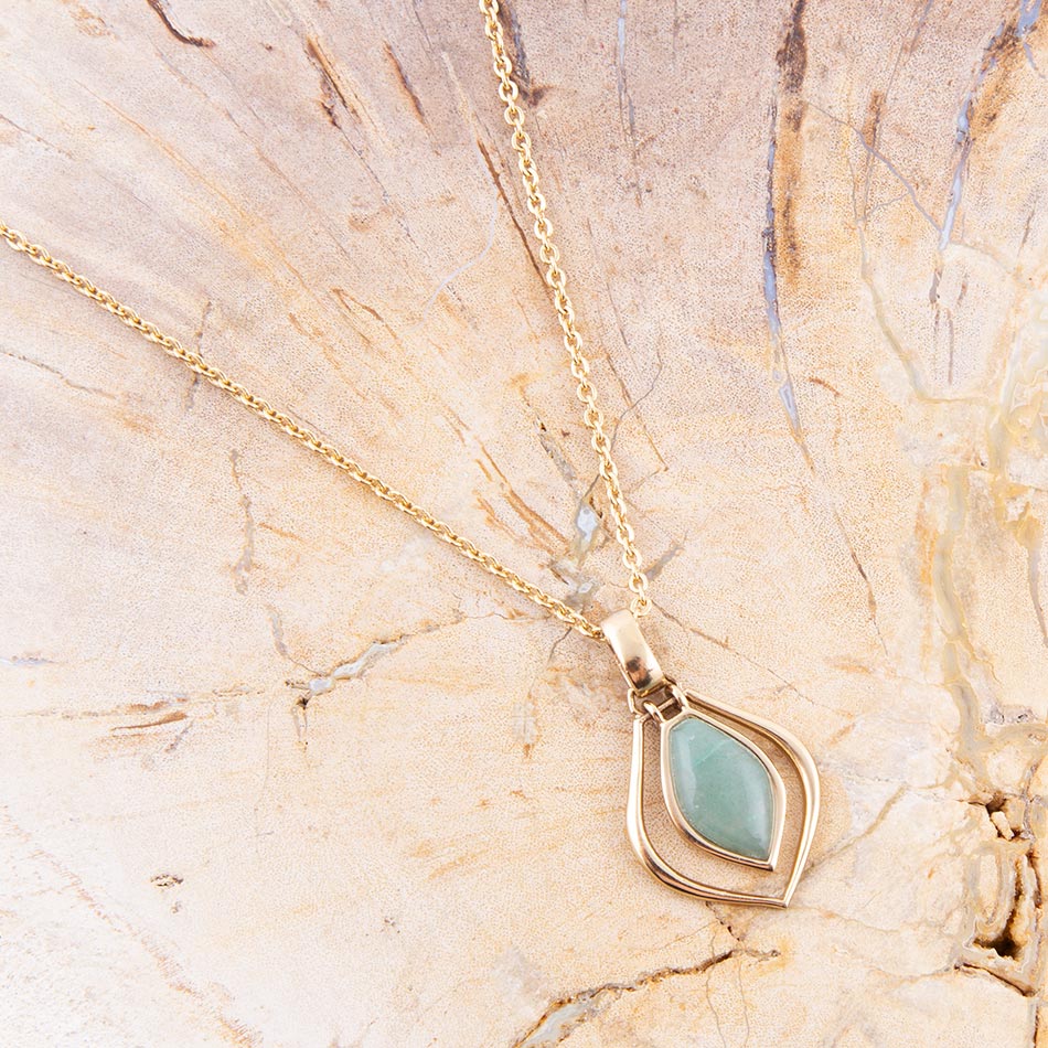 Collana con pendente dorato in avventurina verde Melita