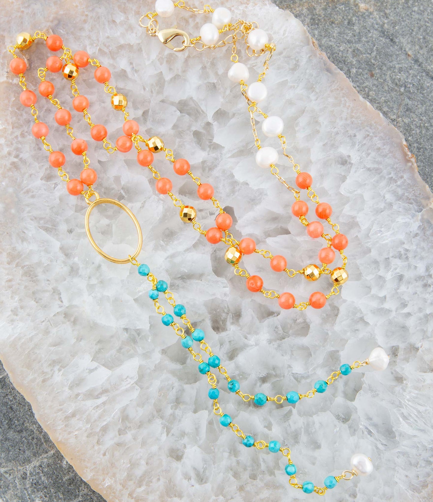 Collana a Y dorata con corallo arancione e pietre multiple