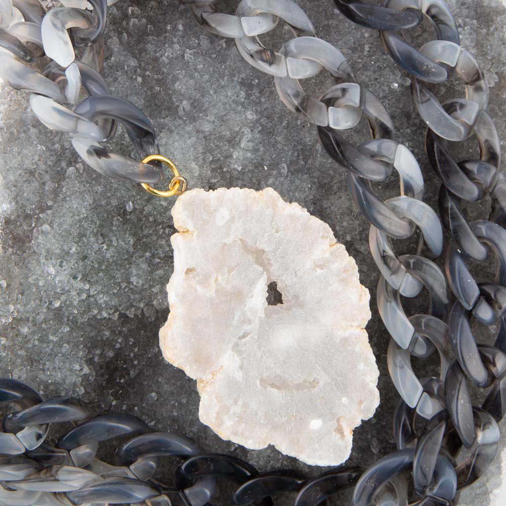 Collana in resina marmorizzata bianca naturale druzy