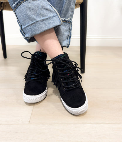 Sneakersy Nick Fringe na koturnie w kolorze czarnym