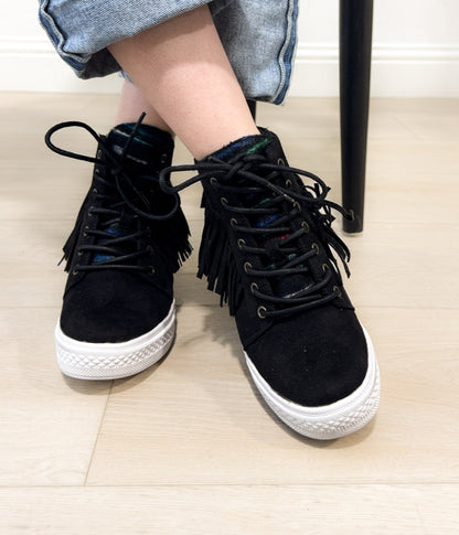 Sneakersy Nick Fringe na koturnie w kolorze czarnym