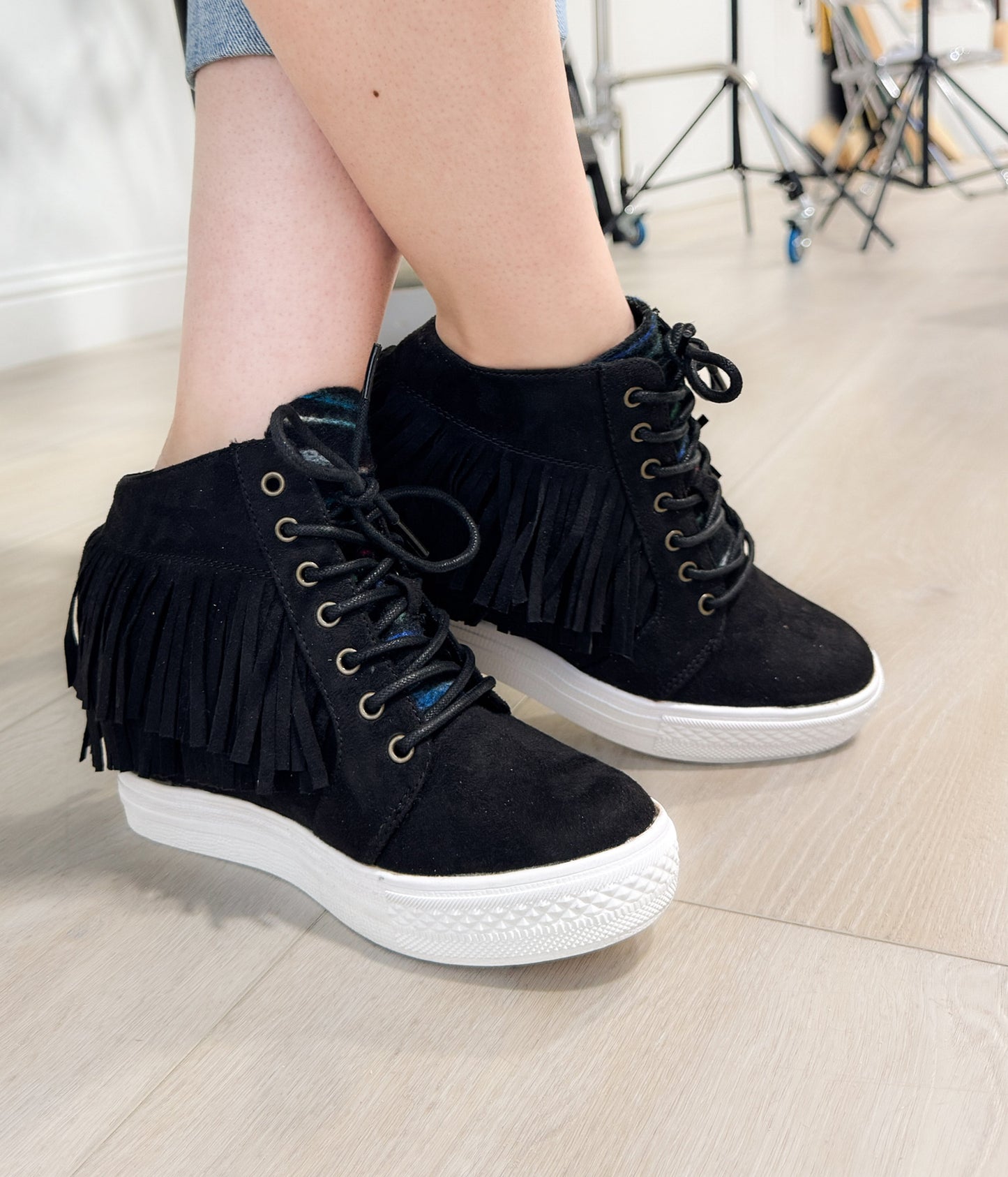 Sneakersy Nick Fringe na koturnie w kolorze czarnym