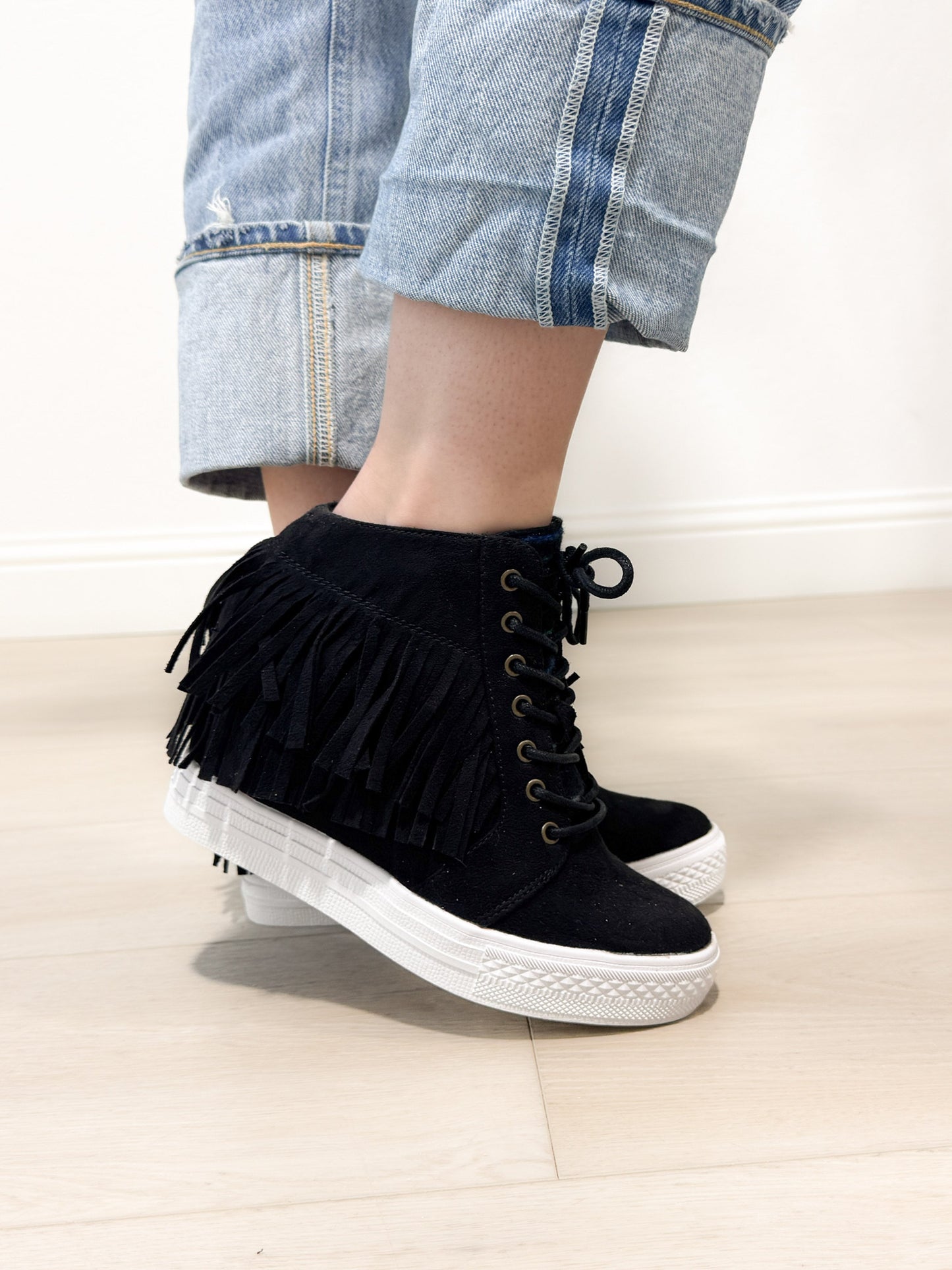 Sneakersy Nick Fringe na koturnie w kolorze czarnym