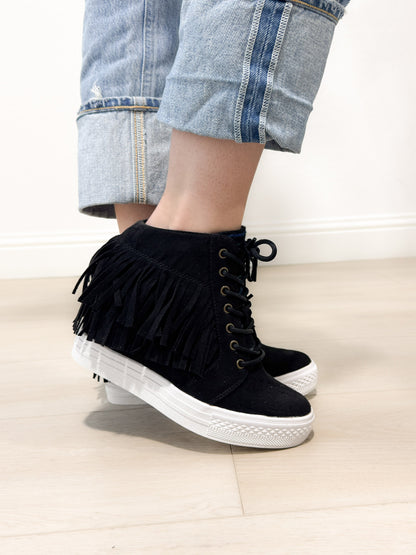 Sneakersy Nick Fringe na koturnie w kolorze czarnym
