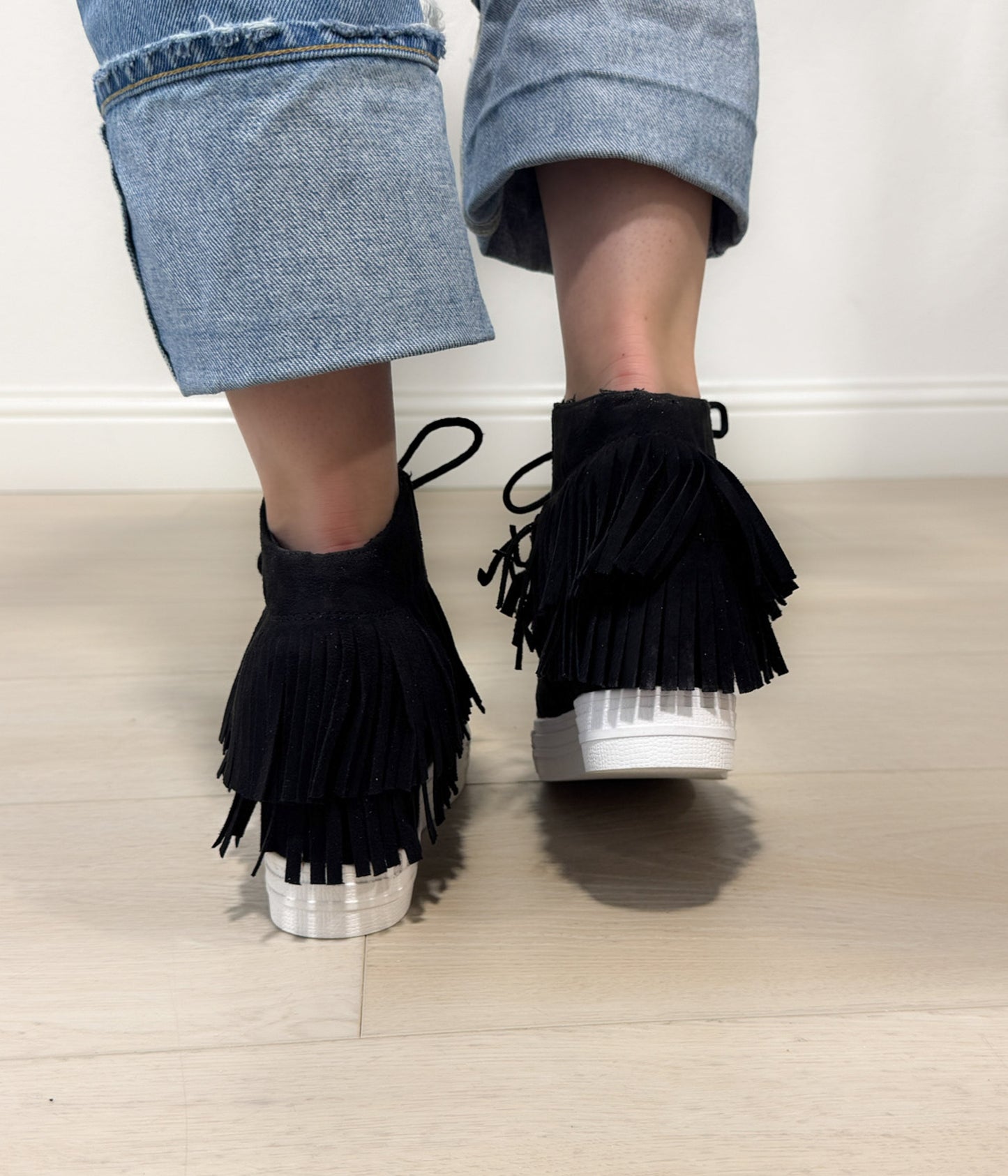 Sneakersy Nick Fringe na koturnie w kolorze czarnym