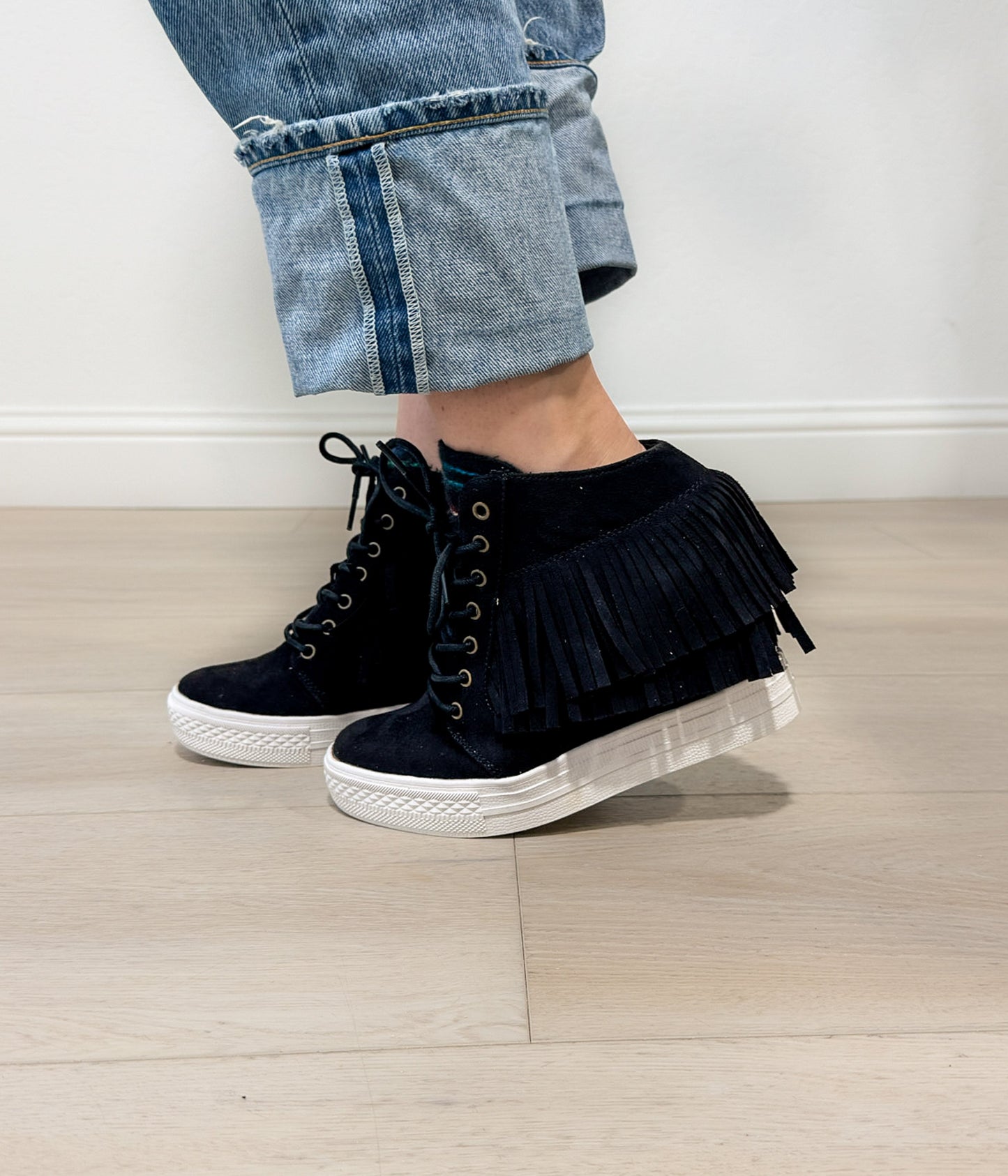 Sneakersy Nick Fringe na koturnie w kolorze czarnym