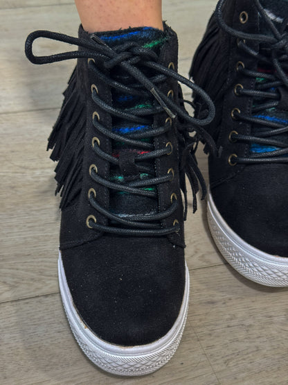 Sneakersy Nick Fringe na koturnie w kolorze czarnym