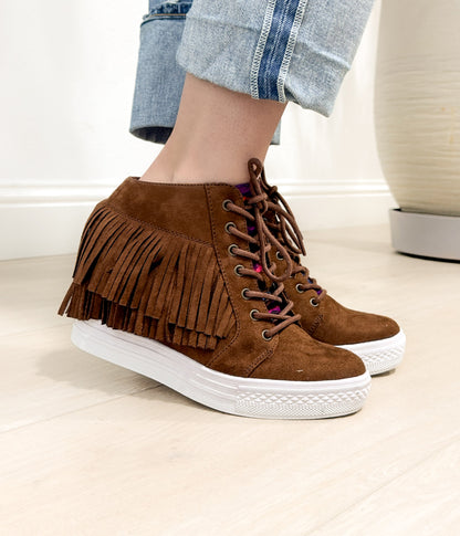 Sneakersy Nick Fringe na koturnie w kolorze brązowym