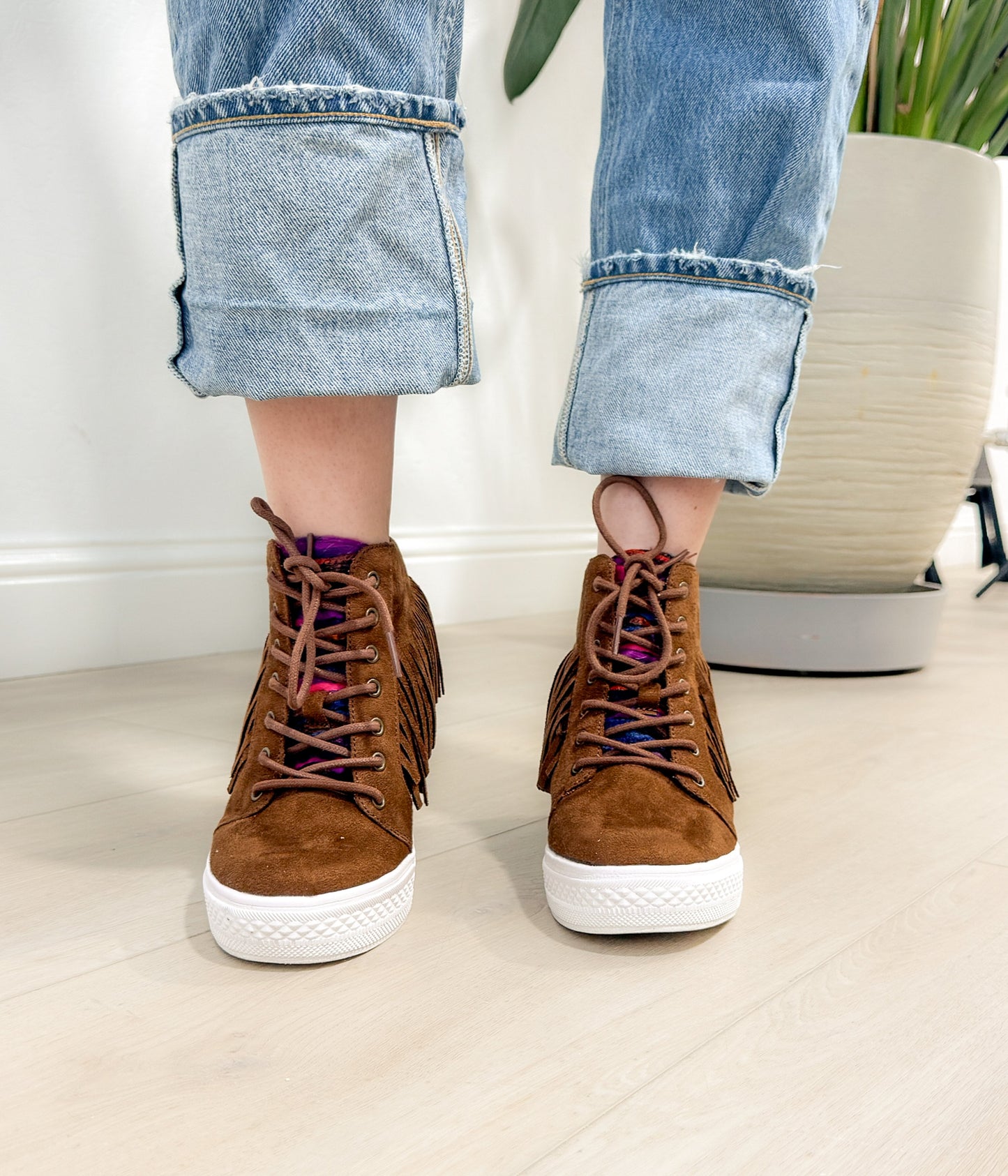 Sneakersy Nick Fringe na koturnie w kolorze brązowym