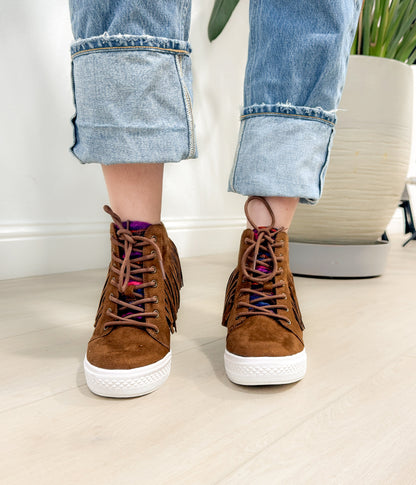 Sneakersy Nick Fringe na koturnie w kolorze brązowym