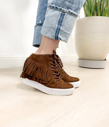 Sneakersy Nick Fringe na koturnie w kolorze brązowym