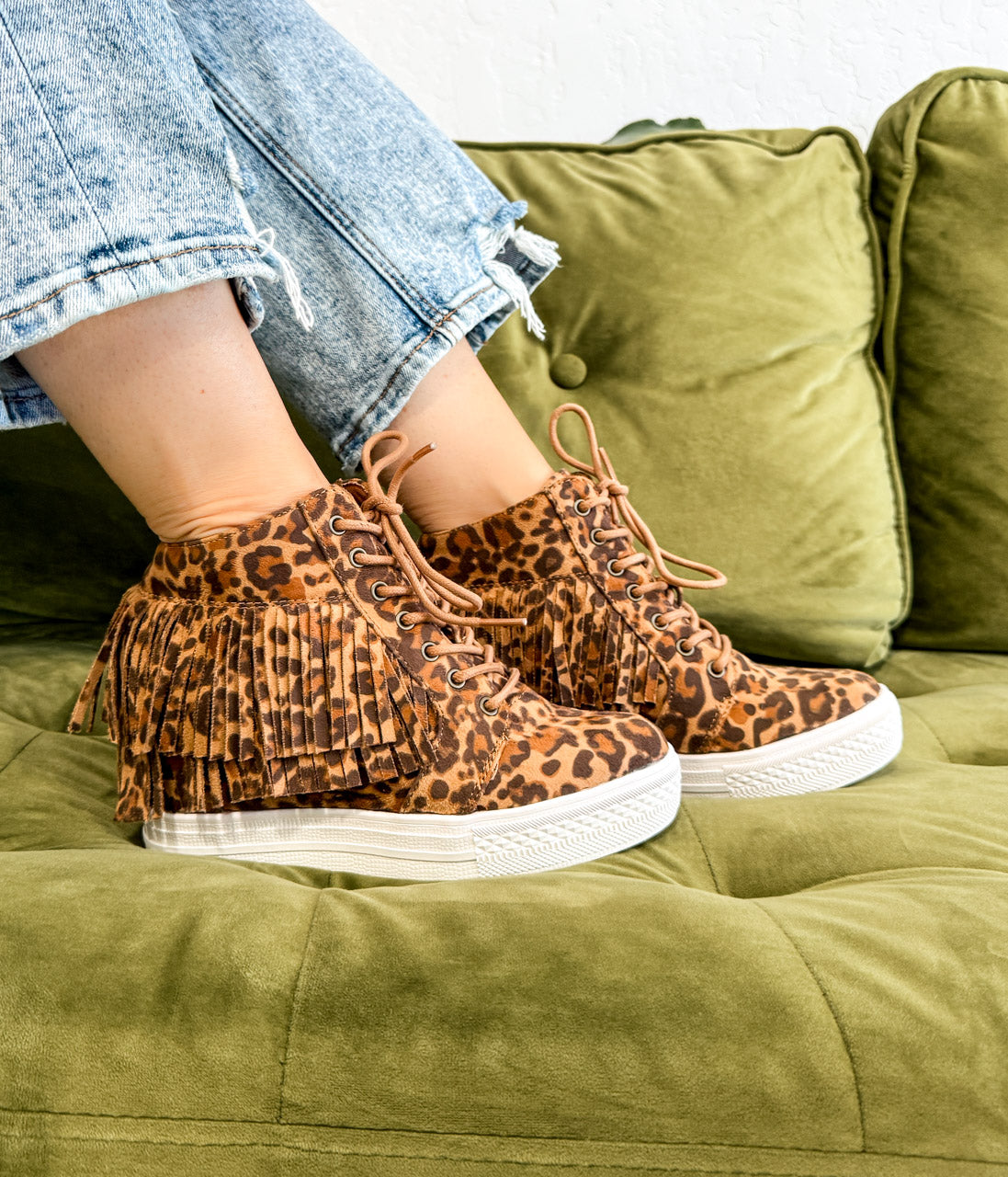 Sneakersy Nick Fringe na koturnie w panterkę