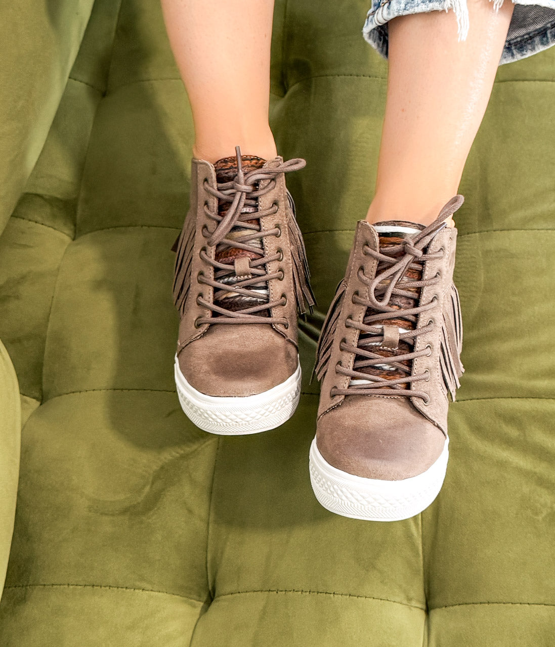 Sneakersy Nick Fringe na koturnie w kolorze taupe