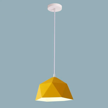 Nordisk hängande lampa över köksö för kök och matplatsstämning