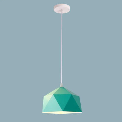 Nordisk hängande lampa över köksö för kök och matplatsstämning