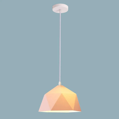 Nordisk hängande lampa över köksö för kök och matplatsstämning