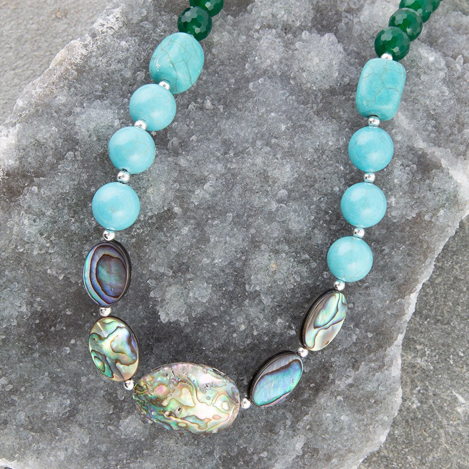 Collana di perline in onice verde brillante oceanico e abalone blu