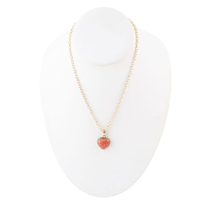 Ciondolo a cuore in spugna di corallo arancione e collana in bronzo dorato