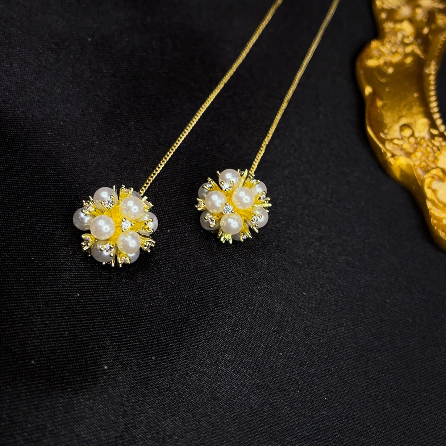 Orecchini a filo con perla e pompon