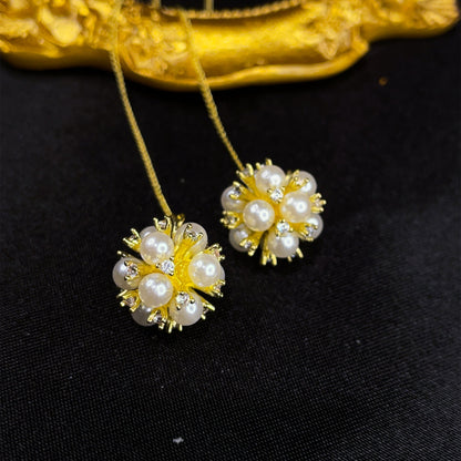 Orecchini a filo con perla e pompon