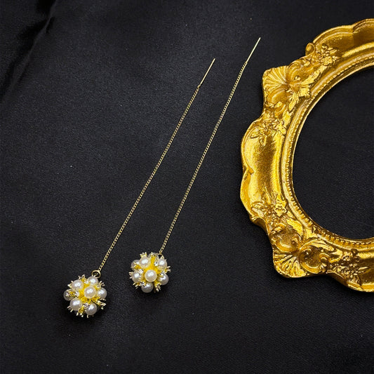 Orecchini a filo con perla e pompon