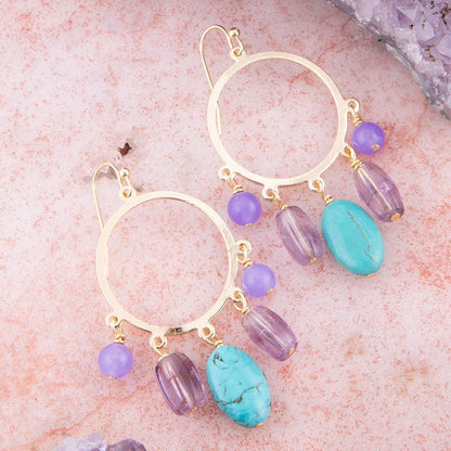 Orecchini a chandelier dorati con ametista pervinca viola e magnesite blu