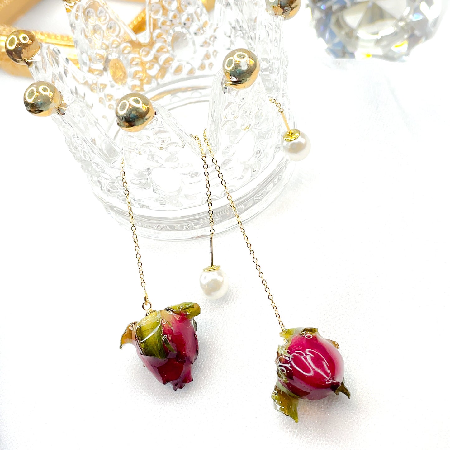 Orecchini a filo con boccioli di rosa conservati