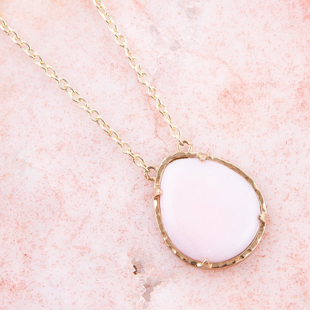 Collana dorata a goccia con opale rosa