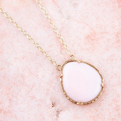 Collana dorata a goccia con opale rosa