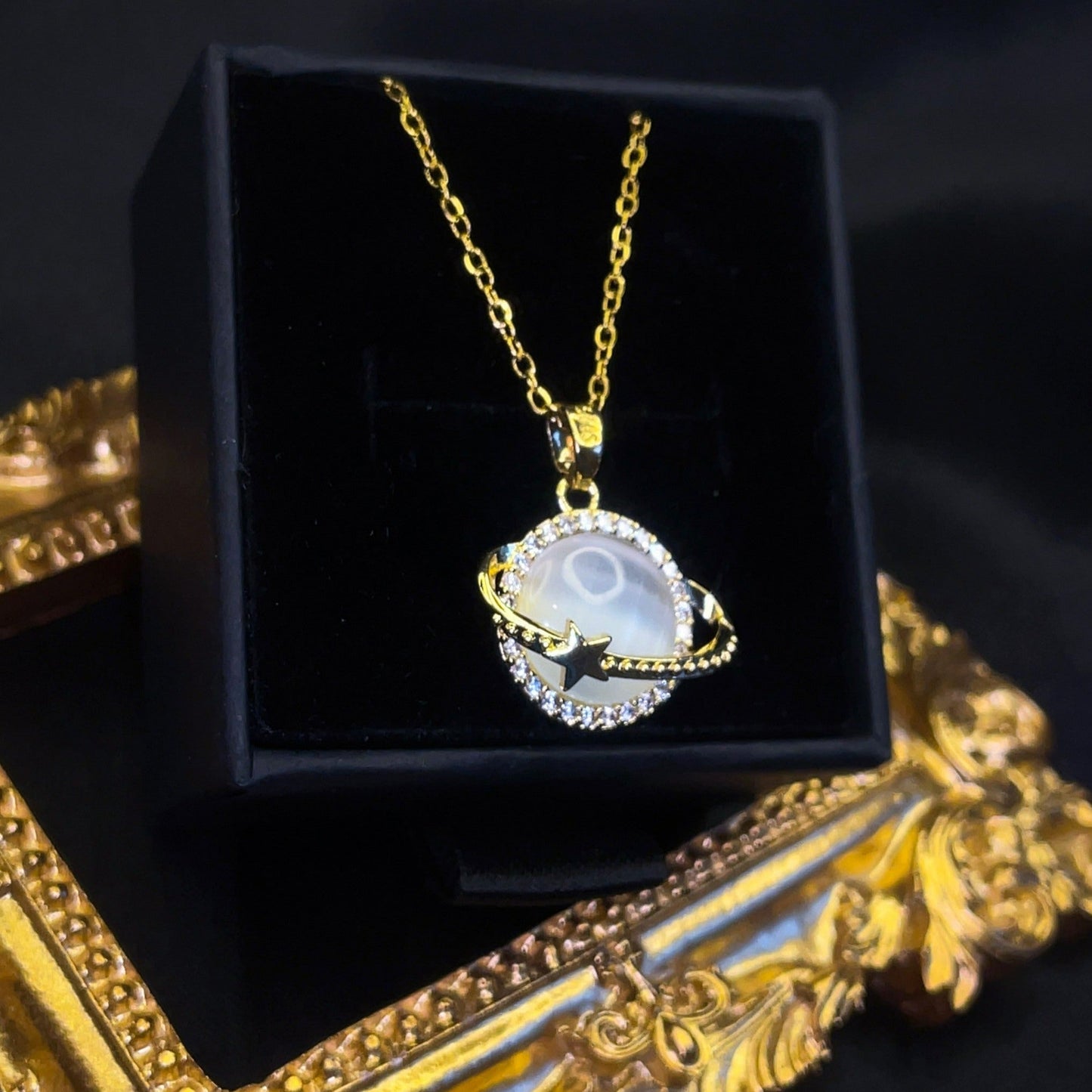 Collana con opale del pianeta Saturno