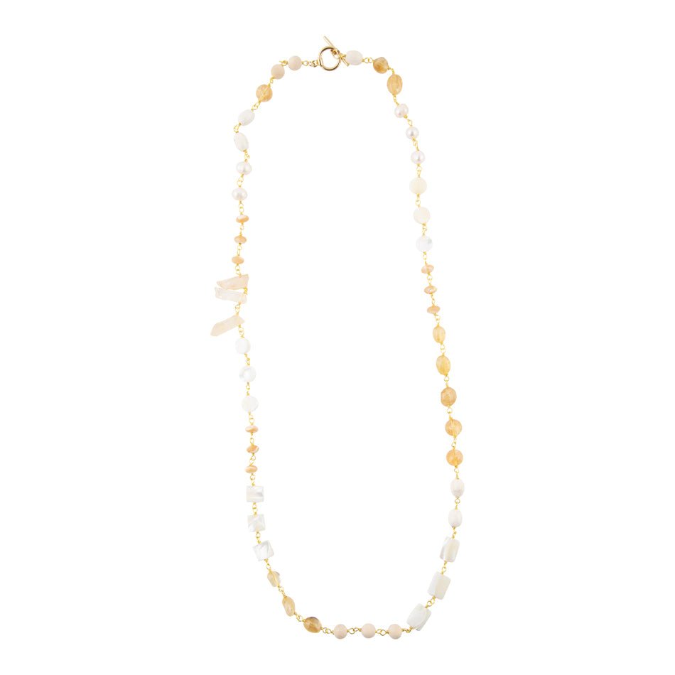 Collar de perlas blancas preciosas y cristales