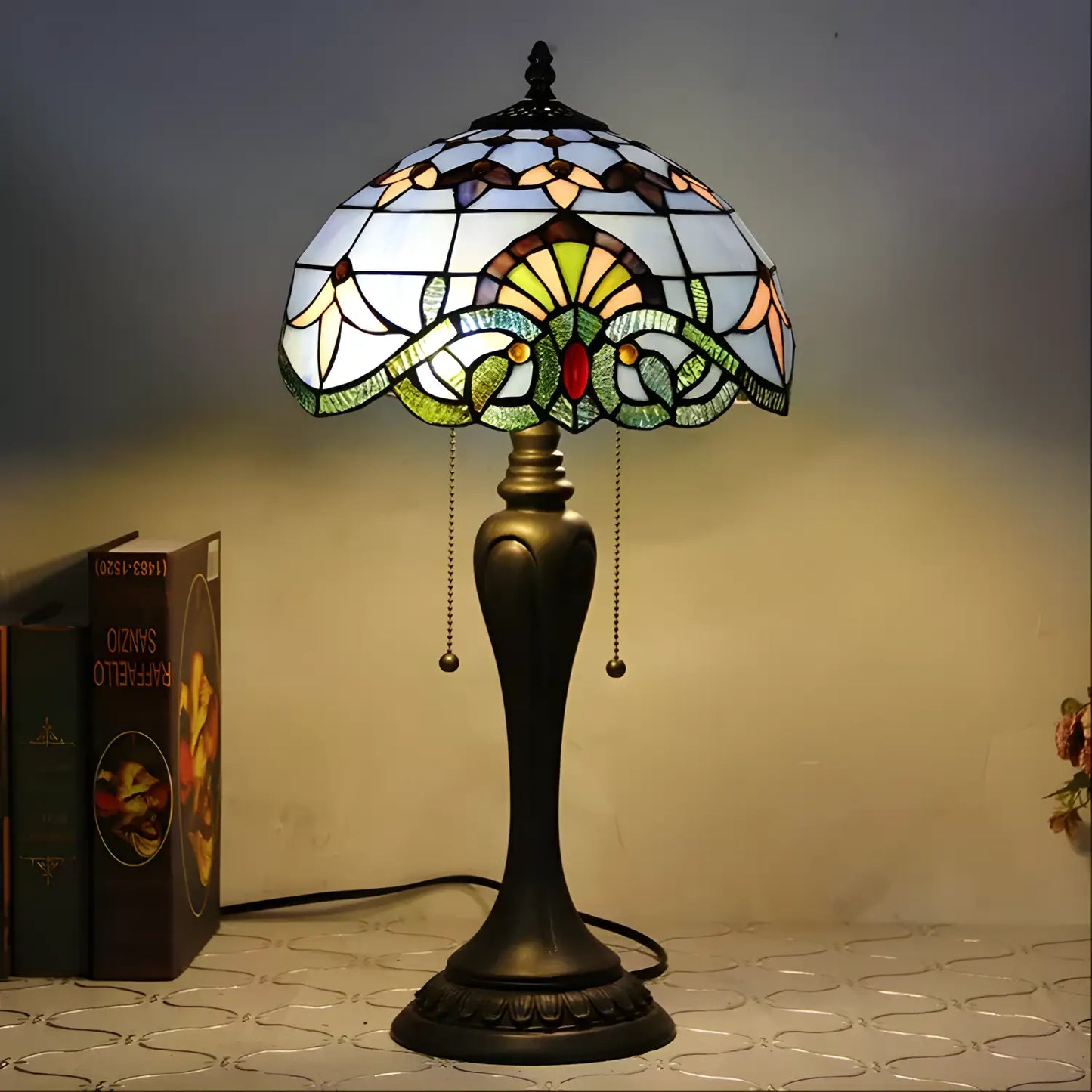 Lila Tiffany-lampa i barockglasstil