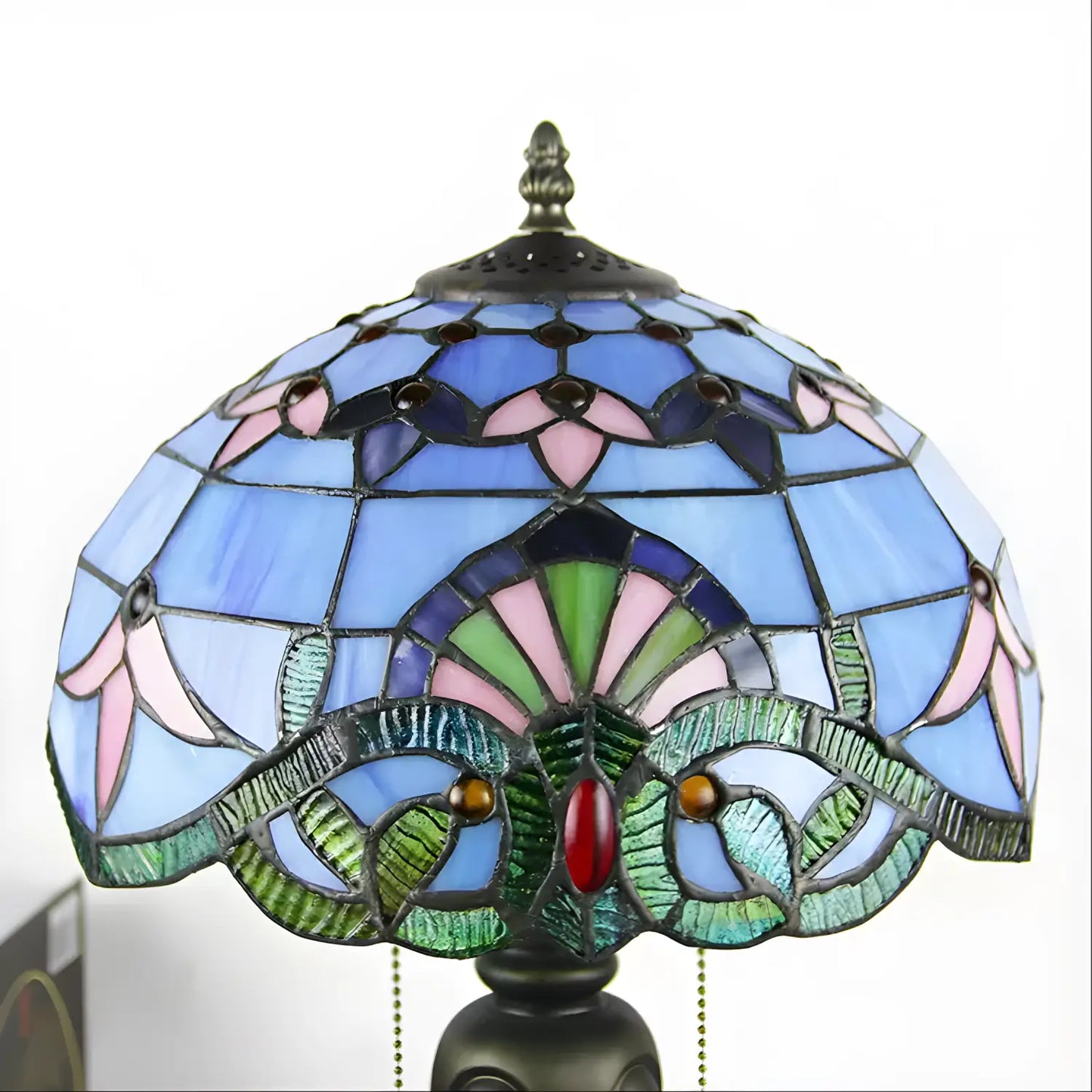 Lila Tiffany-lampa i barockglasstil
