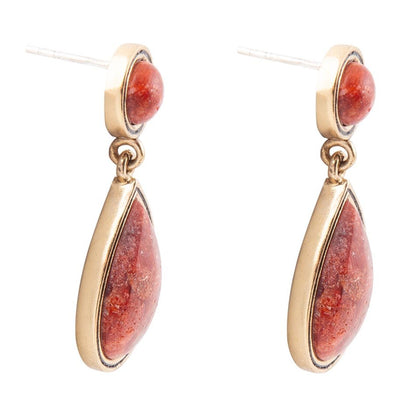 Orecchini a goccia dorata con corallo spugna rosso
