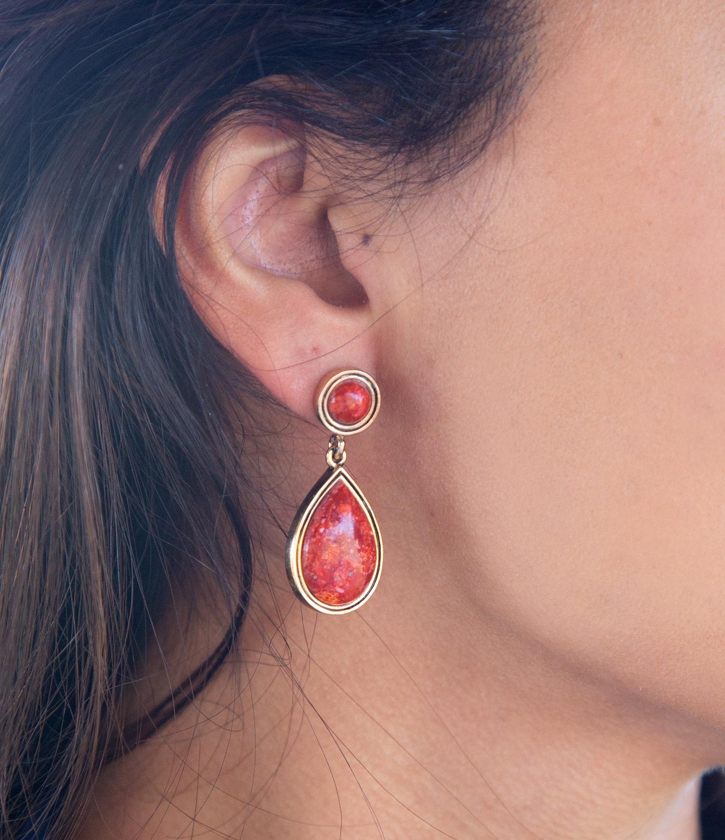 Orecchini a goccia dorata con corallo spugna rosso