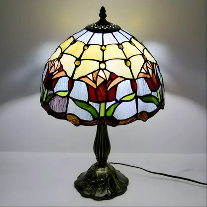 Röd Tiffany-lampa med tulpanformad glasdesign