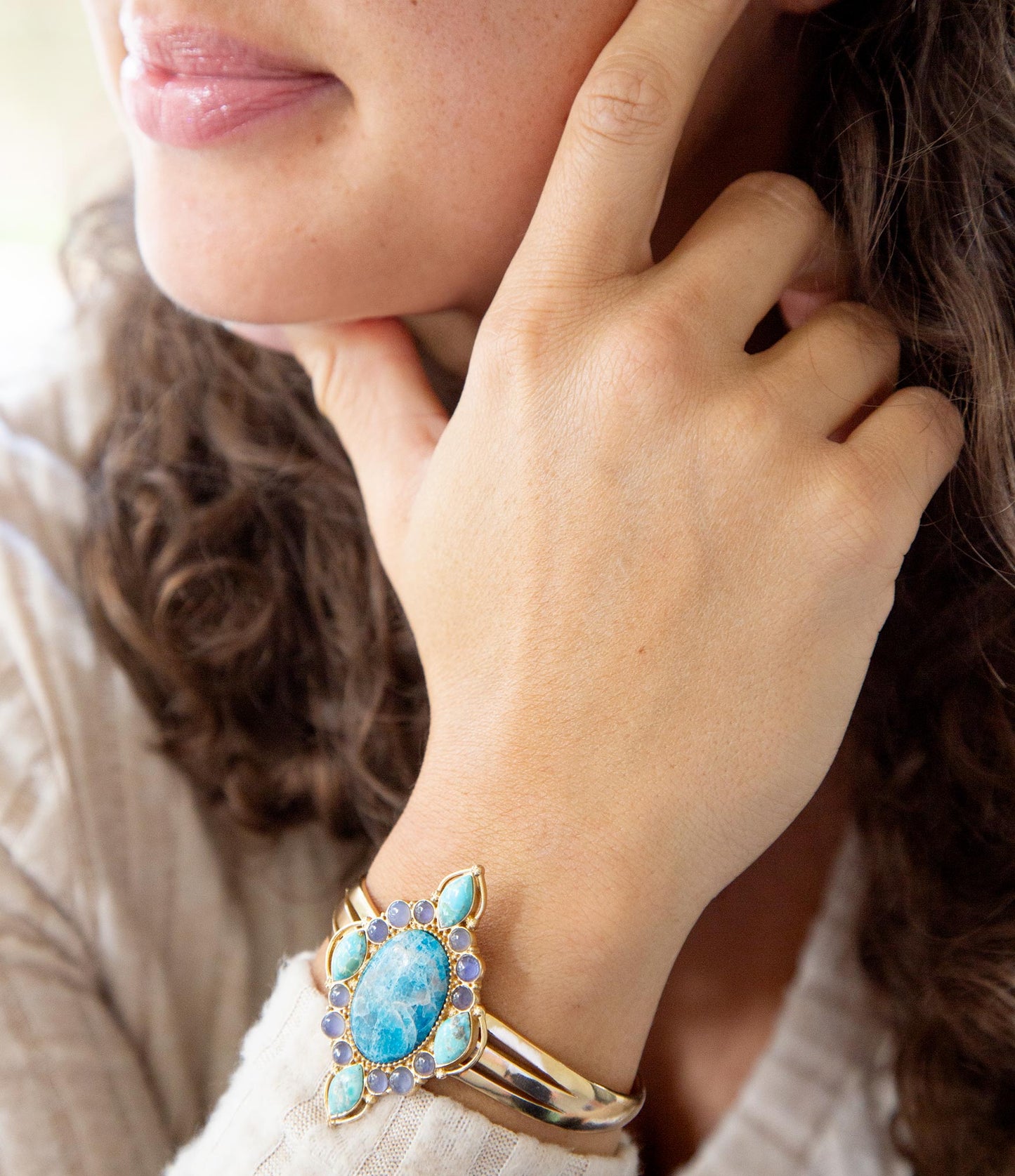 Regal Blau Apatit Gemischte Stein Goldene Manschettenarmbänder