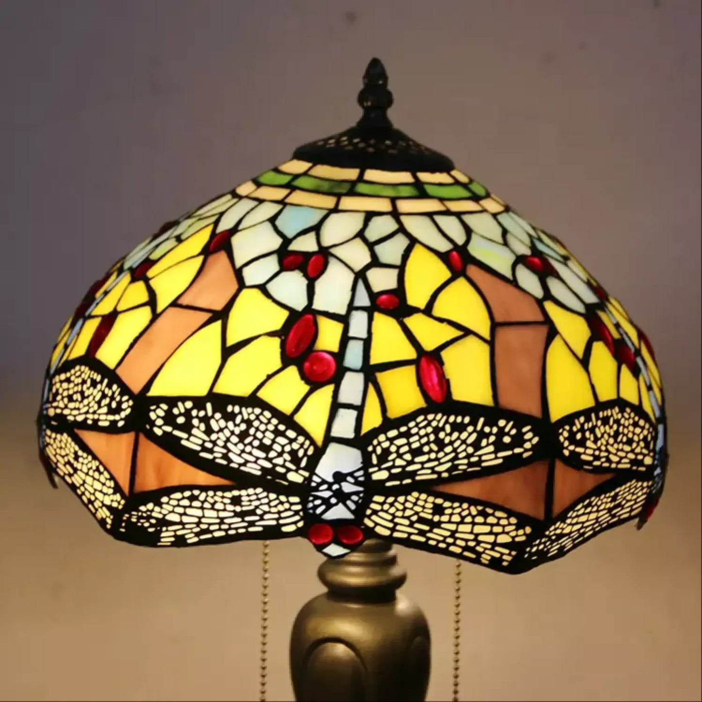 Retro glas Tiffany-lampa med trollsländeglasarbete