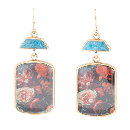 Orecchini a goccia dorati con apatite blu e fiori scuri scenici