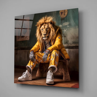 Lion en veste matelassée jaune baskets art mural en verre